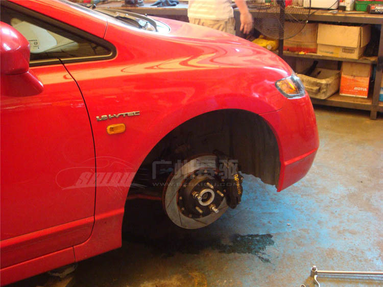 本田思域安裝AP5200黑色剎車卡鉗 剎車距離立即縮短 本田思域安裝AP5200黑色剎車卡鉗 剎車距離立即縮短